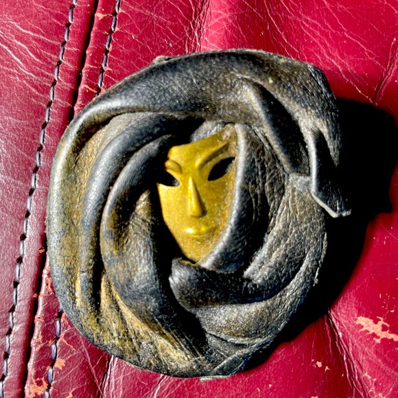 Two handmade leather brooches - Picture 3 of 4